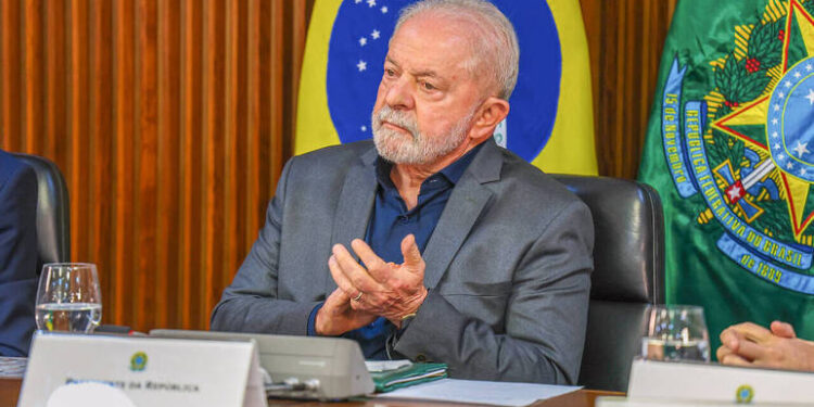 Lula completa um mês de governo com aceno ao passado e crises políticas
