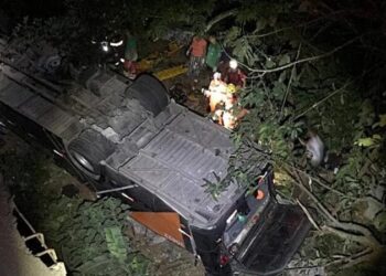 Ônibus com time de futebol cai de ponte e deixa mortos e feridos