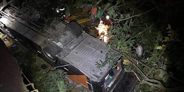 Ônibus com time de futebol cai de ponte e deixa mortos e feridos