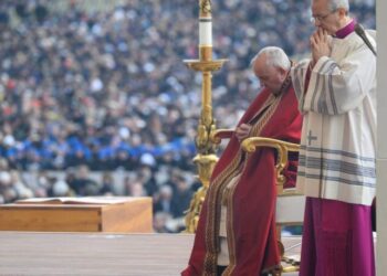 Papa conduz funeral de Bento XVI e fiéis pedem santificação