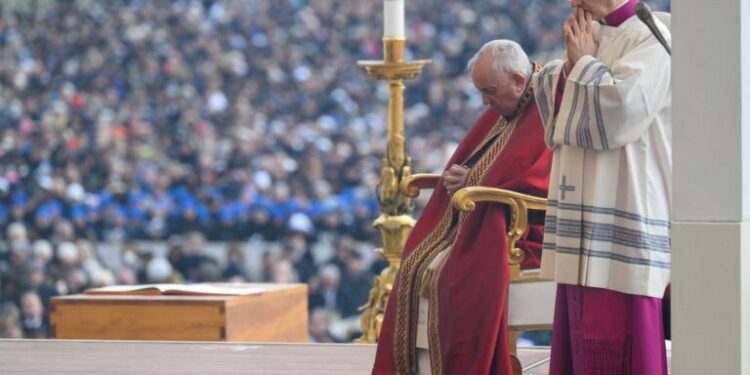Papa conduz funeral de Bento XVI e fiéis pedem santificação