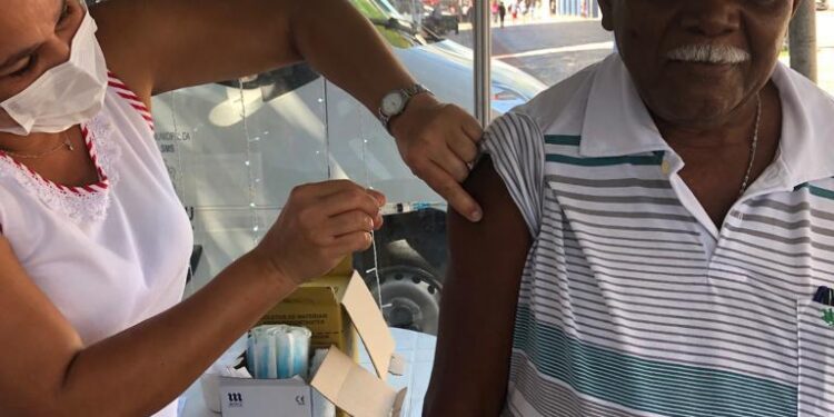 Prefeitura aplicou mais de 3 mil doses de vacina contra covid na Fausto Cardoso