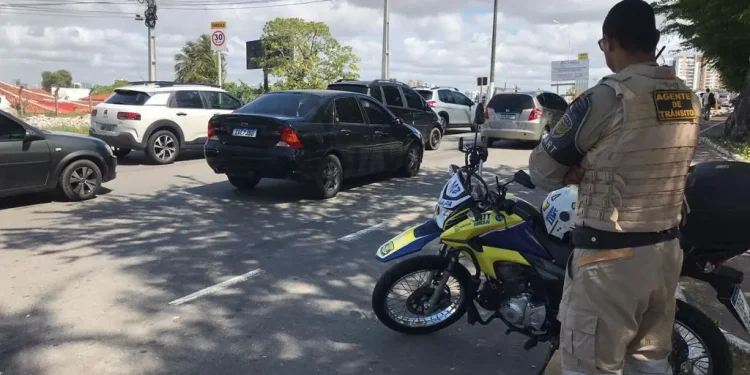 Trânsito na ponte sobre o Poxim fica parcialmente bloqueado na quinta