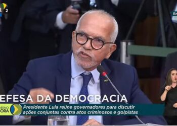 Presidente da FNP, Edvaldo representa prefeitos em ato pela democracia com o presidente Lula