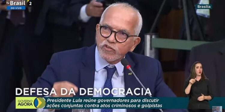 Presidente da FNP, Edvaldo representa prefeitos em ato pela democracia com o presidente Lula
