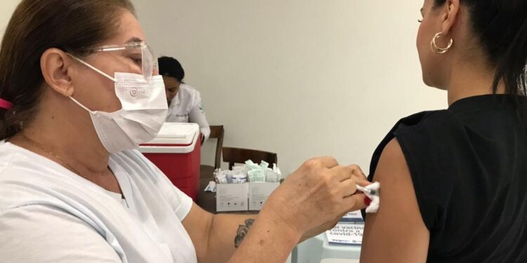 Prefeitura de Aracaju aplica 188 doses de vacina contra covid-19 na Expo Verão 2023