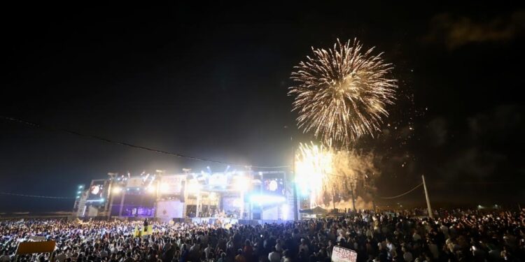 Réveillon 2023: milhares de pessoas se juntam para celebrar na Orla da Atalaia