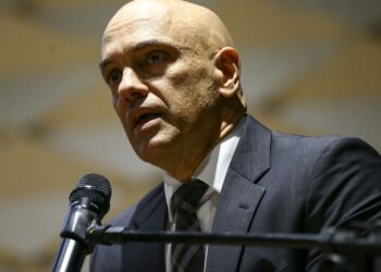 Moraes abre inquérito contra governador e ex-secretário do DF