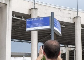 Rio inaugura placa de avenida que recebe nome de Pelé