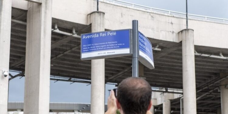 Rio inaugura placa de avenida que recebe nome de Pelé