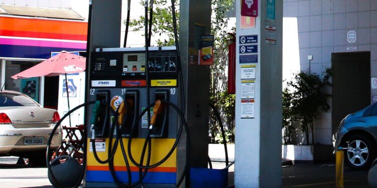 Governo federal garante abastecimento de combustíveis no país