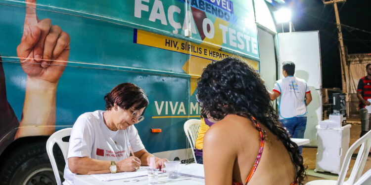 Unidade móvel ‘Fique Sabendo’ realiza testes rápidos e gratuitos na Orla da Atalaia