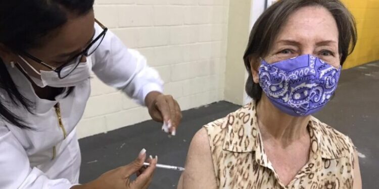 Aracaju já vacinou mais de 14 mil idosos com a quinta dose contra covid-19