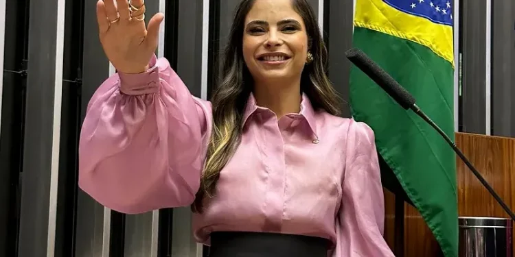 Yandra Moura é empossada deputada federal e garante que trabalhará em prática as bandeiras apresentadas na campanha