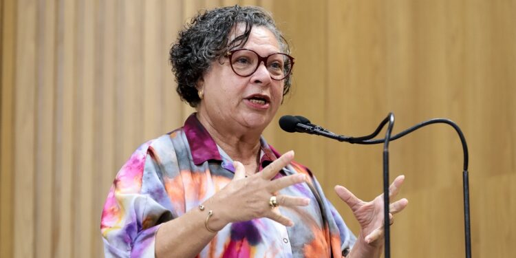 Professora Ângela Melo cobra da PMA concurso público para Maternidade e facilitação no processo de matrícula escolar