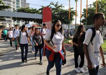 Primeiro dia de aula na rede estadual é marcado por acolhimento e reencontros