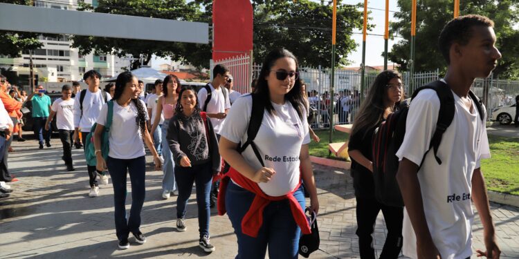 Primeiro dia de aula na rede estadual é marcado por acolhimento e reencontros