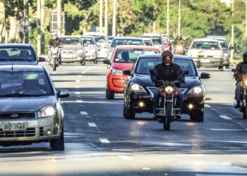 Nova lei do farol baixo: veja o que mudou para não levar multa no Carnaval