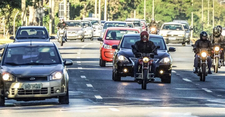 Nova lei do farol baixo: veja o que mudou para não levar multa no Carnaval