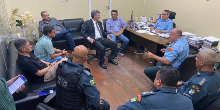 Prefeito Alberto Macedo se reúne com representantes da segurança pública para ajustar detalhes do Carnaval da Barra