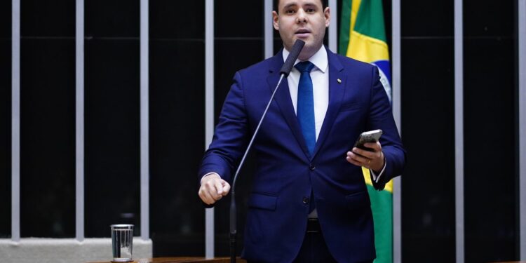 Em primeiro mês de mandato, Rodrigo Valadares defende pautas direitistas e faz oposição a Lula 