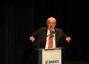 Lula diz que governo prepara pacote para regular mídias digitais contra fake news