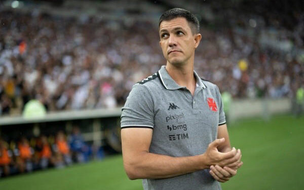 Vascaínos elegem vilão da derrota e se enfurecem com treta envolvendo Pedro Raul: “Ele é Tricolor…”