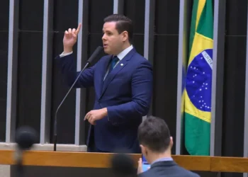 Gleisi Hoffmann diz que o Brasil não tem espaços para cortes de gastos e Rodrigo Valadares rebate: “Questão de prioridades”