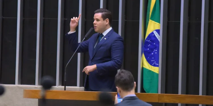 Gleisi Hoffmann diz que o Brasil não tem espaços para cortes de gastos e Rodrigo Valadares rebate: “Questão de prioridades”