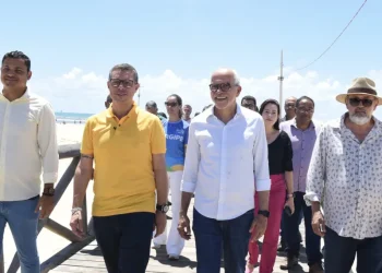Edvaldo e Fábio Mitidieri acompanham vistoria da estrutura do Projeto Verão