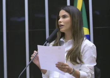 Yandra reforça bandeiras em discurso: “Moradia digna, emprego e renda”
