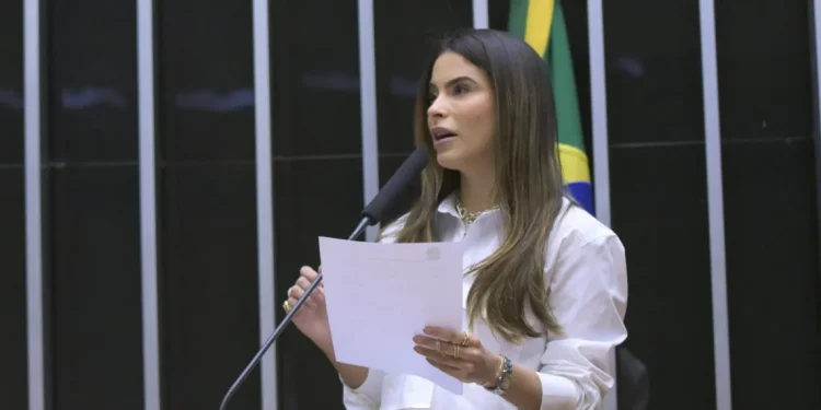Yandra reforça bandeiras em discurso: “Moradia digna, emprego e renda”