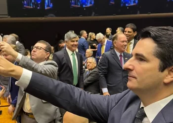 Gustinho Ribeiro é empossado para o segundo mandato de deputado federal