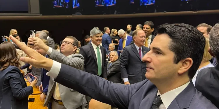 Gustinho Ribeiro é empossado para o segundo mandato de deputado federal