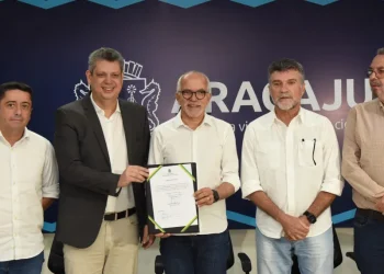 Ao lado do ministro Márcio Macedo (13), Edvaldo Nogueira (PDT) anuncia construção de nova avenida no bairro Coroa do Meio