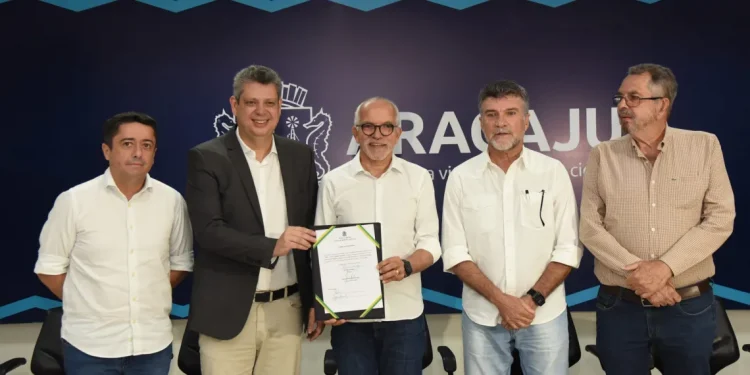 Ao lado do ministro Márcio Macedo (13), Edvaldo Nogueira (PDT) anuncia construção de nova avenida no bairro Coroa do Meio