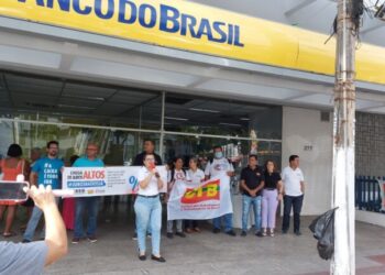 Bancários e representantes sindicais protestam contra juros altos