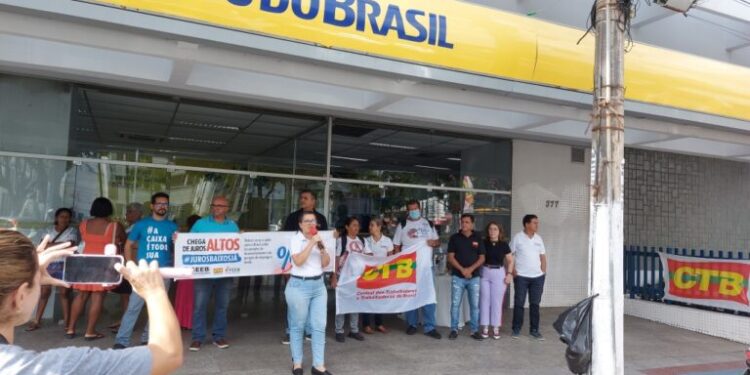 Bancários e representantes sindicais protestam contra juros altos