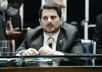 Senador Marcos do Val diz que Bolsonaro tentou convencê-lo a dar golpe e anuncia renúncia