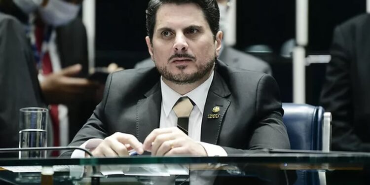 Senador Marcos do Val diz que Bolsonaro tentou convencê-lo a dar golpe e anuncia renúncia