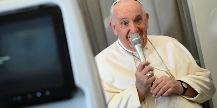 Papa diz que conservadores da Igreja exploraram morte do papa emérito Bento 16