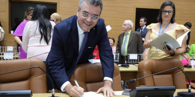 Deputado estadual reeleito, Luciano Pimentel é empossado na Alese