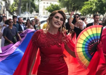 Linda Brasil é empossada  e se torna a primeira mulher trans a assumir  na Alese