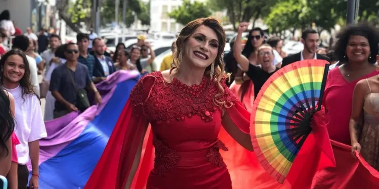 Linda Brasil é empossada e se torna a primeira mulher trans a assumir na Alese