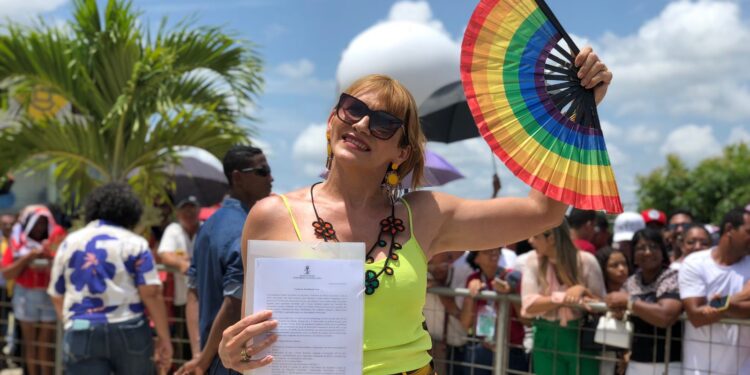 Deputada estadual Linda Brasil entrega carta com reivindicações ao presidente Lula