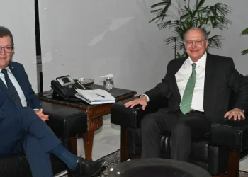 Senador Laércio Oliveira debate pauta de desenvolvimento do Brasil e Sergipe com o presidente em exercício Alckmin