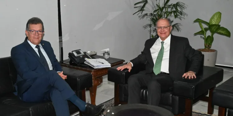 Senador Laércio Oliveira debate pauta de desenvolvimento do Brasil e Sergipe com o presidente em exercício Alckmin