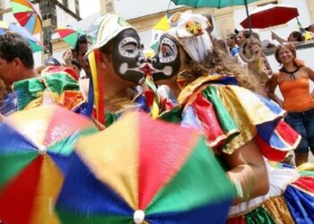 Carnaval: Especialista alerta para doenças transmissíveis pelo beijo