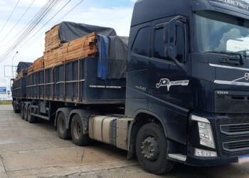 Polícia Militar e Secretaria da Fazenda apreendem carga de madeira com notas fiscais irregulares