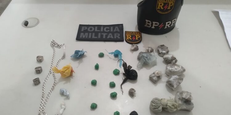 PM prende um homem por tráfico de drogas no Bairro Coqueiral